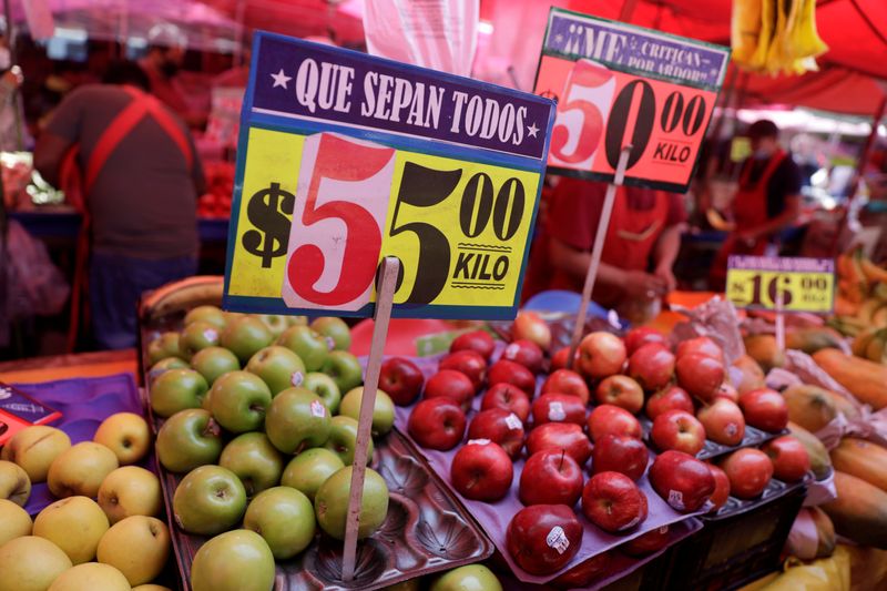 &copy; Reuters. Fruit is displayed for sale at an outdoor market in Mexico City, Mexico January 23, 2022. Picture taken January 23, 2022. REUTERS/Luis Cortes