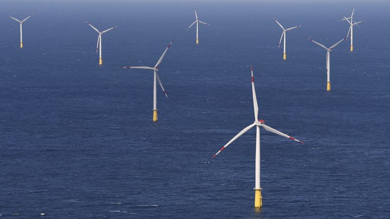 &copy; Reuters. FILE PHOTO: Windmills are seen in the "Dan Tysk" wind park of Swedish energy company Vattenfall and Stadtwerke Munich (public services Munich), located west of the German island of Sylt in the North Sea, April 27, 2015. REUTERS/Fabian Bimmer