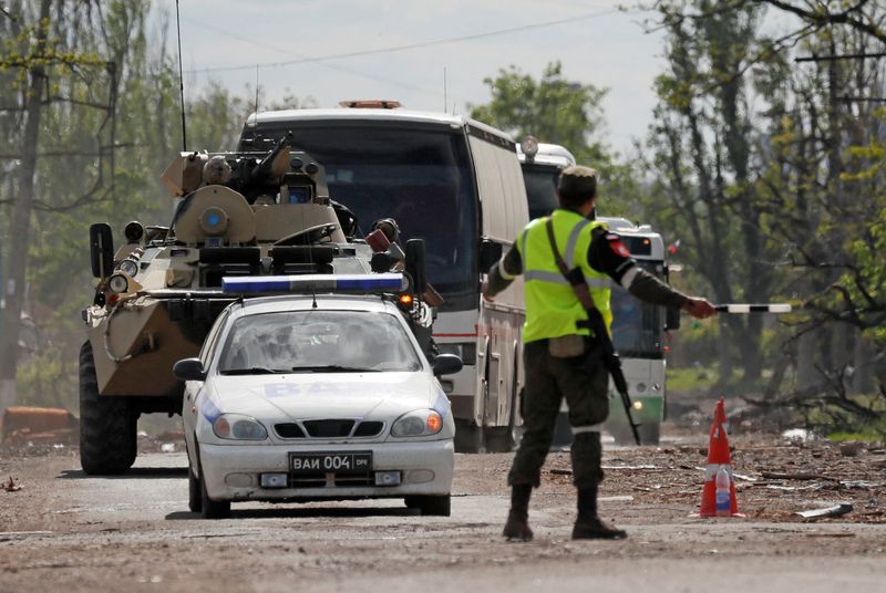 &copy; Reuters. حافلات تقل جنود أوكرانيين استسلموا بعد أسابيع من وجودهم في مصنع آزوفستال في ماريوبول يوم 17 مايو آيار 2022. تصوير: ألكسندر إيرموتشينكو - رويترز
