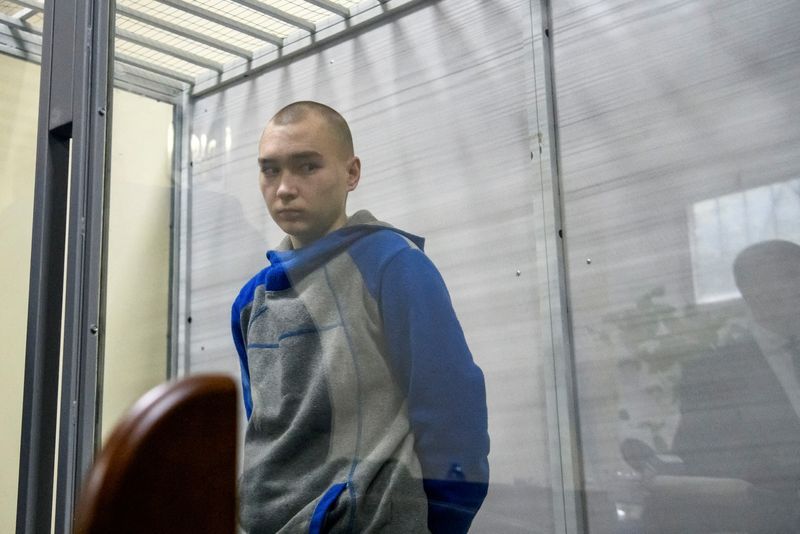 &copy; Reuters. Russian soldier Vadim Shishimarin, 21, suspected of violations of the laws and norms of war, is seen inside a defendants' cage during a court hearing, amid Russia's invasion of Ukraine, in Kyiv, Ukraine May 18, 2022. REUTERS/Vladyslav Musiienko