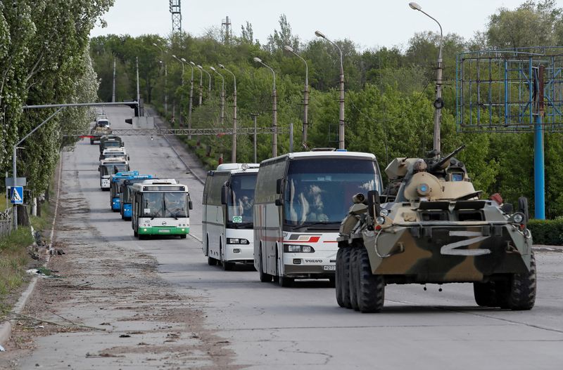 &copy; Reuters. Ônibus transportando soldados ucranianos que se renderam na usina siderúrgica de Azovstal, em Mariupol, são escoltados por veículos blindados de tropas pró-Rússia
17/05/2022 REUTERS/Alexander Ermochenko