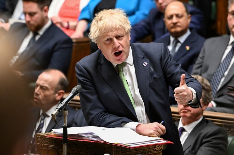 &copy; Reuters. Primeiro-ministro britânico, Boris Jonhson, responde a perguntas durante sessão do Parlamento em Londres
18/05/2022 Parlamento do Reino Unido/Jessica Taylor/Divulgação via REUTERS 