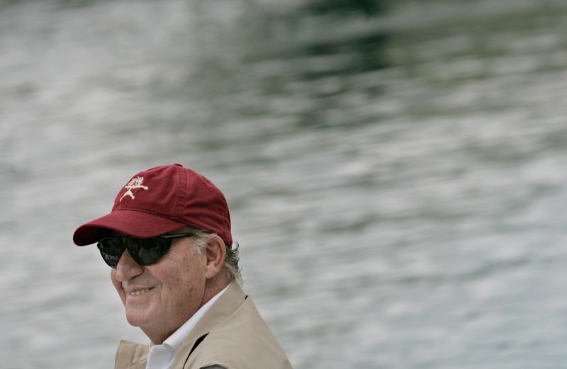 © Reuters. FILE PHOTO: Spain's King Juan Carlos smiles aboard the yacht 