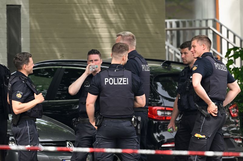 © Reuters. Police officers stand near the building of a school where shots were fired, in the northern city of Bremerhaven, Germany, May 19, 2022. REUTERS/Fabian Bimmer