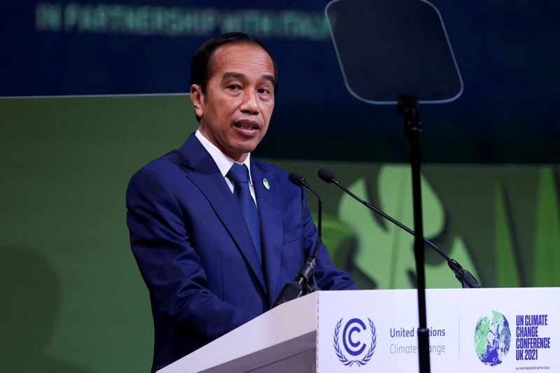 © Reuters. FOTO DE ARCHIVO-Presidente de Indonesia Joko Widodo habla en la COP26 en Glasgow, Escocia, Gran Bretaña, 2 de noviembre del 2021. REUTERS/Yves Herman