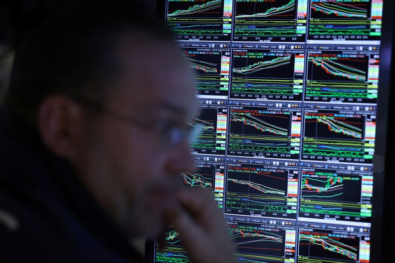 &copy; Reuters. Un operador mira las cotizaciones en las pantallas de la Bolsa de Nueva York, EEUU. 18 mayo 2022. REUTERS/Andrew Kelly