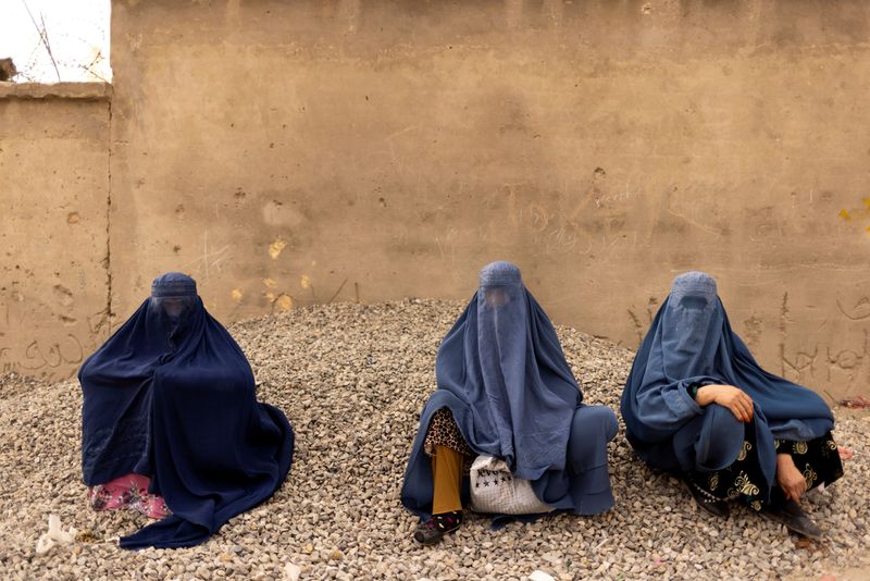 &copy; Reuters. نساء يغطين وجوههن في كابول يوم 26 اكتوبر تشرين الأول 2021. تصوير: خورخي سيلفا - رويترز.