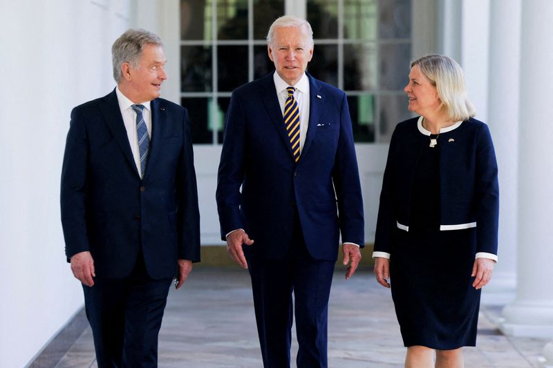 © Reuters. U.S. President Joe Biden, Sweden's Prime Minister?Magdalena?Andersson?and Finland's President Sauli Niinisto walk along the Colonnade to the Oval Office at the White House, in Washington, U.S., May 19, 2022.  REUTERS/Evelyn Hockstein