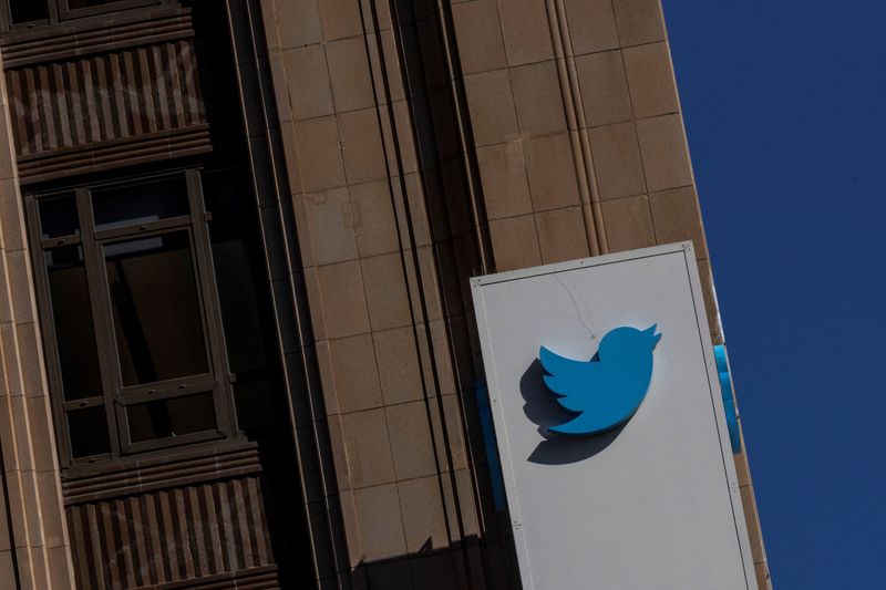 © Reuters. FILE PHOTO: A Twitter logo is seen outside the company's headquarters in San Francisco, California, U.S., April 25, 2022. REUTERS/Carlos Barria