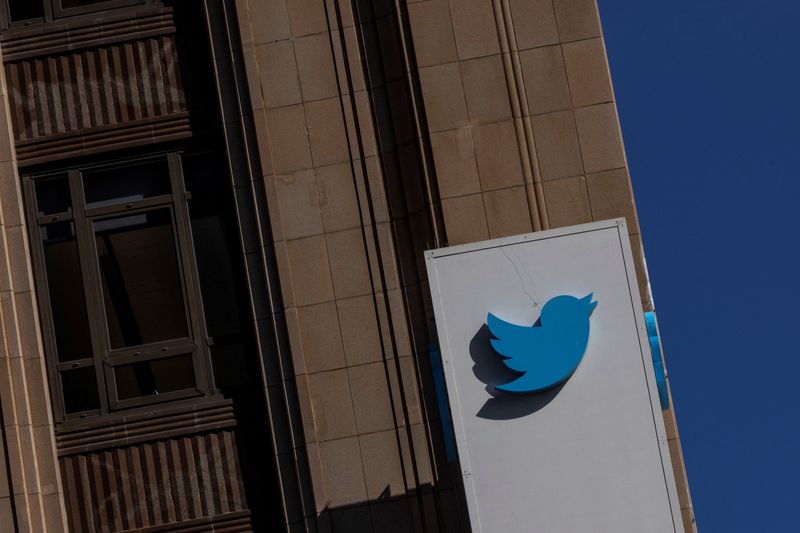 &copy; Reuters. FILE PHOTO: A Twitter logo is seen outside the company's headquarters in San Francisco, California, U.S., April 25, 2022. REUTERS/Carlos Barria