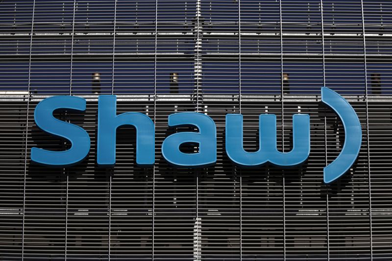 Exclusive-Bell, Telus lobby Canada to stop sale of Shaw's wireless business to Quebecor -sources
