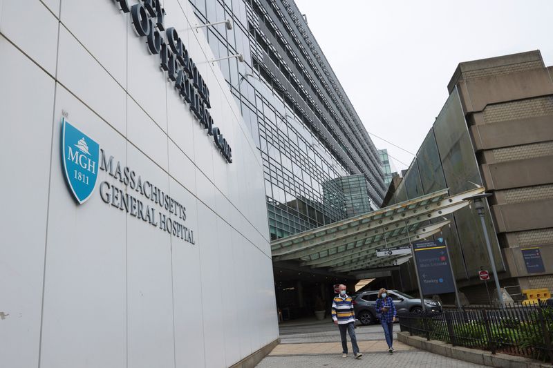 © Reuters. People walk past a sign at the entrance to Massachusetts General Hospital, where a patient is being treated for monkeypox, in Boston, Massachusetts, U.S., May 19, 2022. REUTERS/Brian Snyder