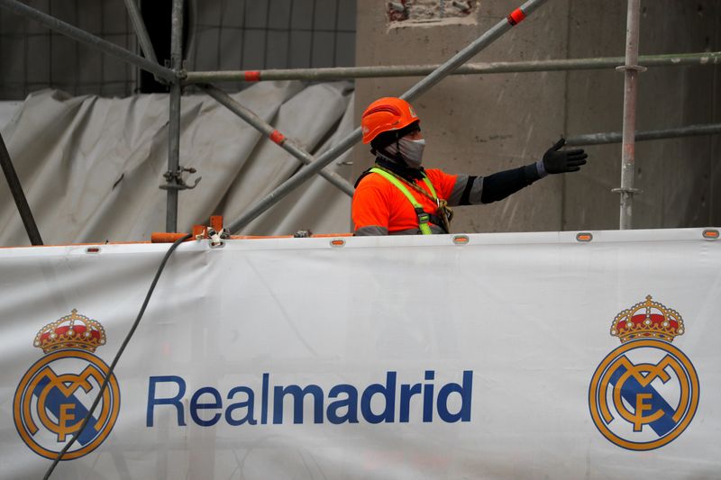 &copy; Reuters. FOTO DE ARCHIVO: Un trabajador realiza trabajos de reforma en el estadio Santiago Bernabéu del Real Madrid en Madrid, España, 18 de noviembre de 2021. REUTERS/Susana Vera