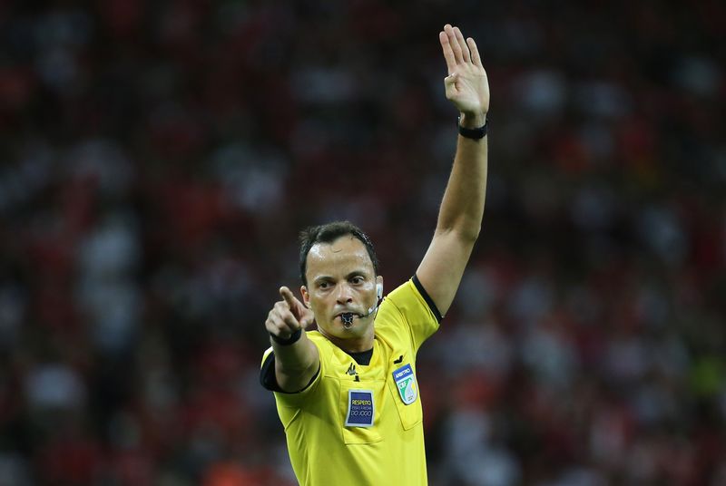 &copy; Reuters. Árbitro Wilton Pereira Sampaio durante partida entre Internacional e Flamengo pelo Campeonato Brasileiro
20/11/2021 REUTERS/Diego Vara