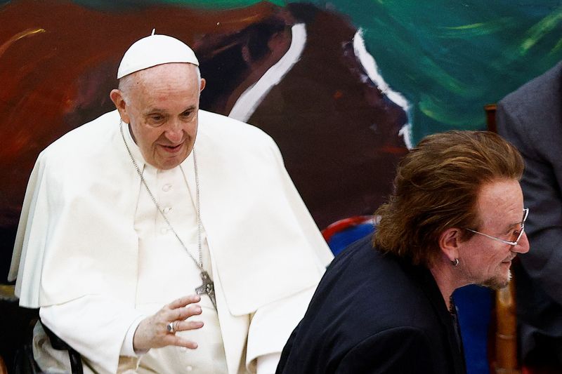 &copy; Reuters. Foto del jueves de Bono y el Papa Francisco durante un evento en Roma 
May 19, 2022. REUTERS/Guglielmo Mangiapane