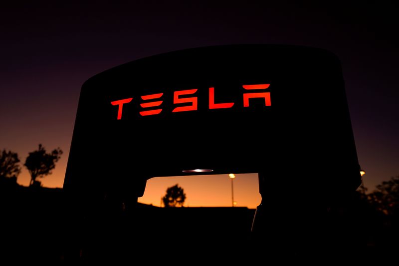 © Reuters. FILE PHOTO: A Tesla supercharger is shown at a charging station in Santa Clarita, California, U.S. October 2, 2019. REUTERS/Mike Blake