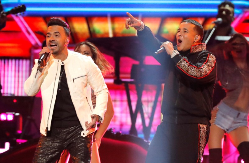 &copy; Reuters.  Nueva York, 28/01/2018 – Luis Fonsi (I) and Daddy Yankee cantando "Despacito" en la entrega de los Grammy
 REUTERS/Lucas Jackson/
