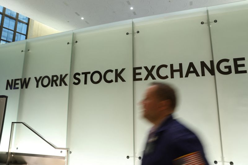 © Reuters. A trader works on the trading floor at the New York Stock Exchange (NYSE) in Manhattan, New York City, U.S., May 19, 2022. REUTERS/Andrew Kelly