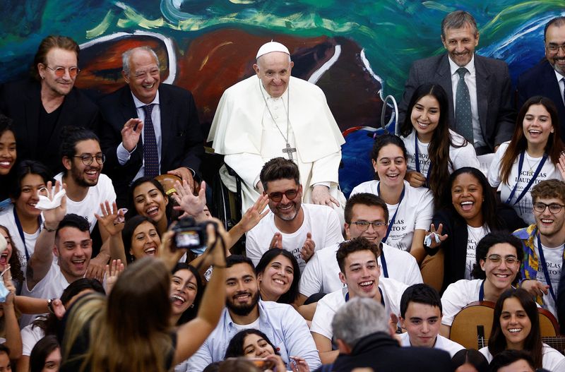 &copy; Reuters. Papa Francisco e Bono posam para foto durante evento com estudantes em Roma
19/05/2022
REUTERS/Guglielmo Mangiapane