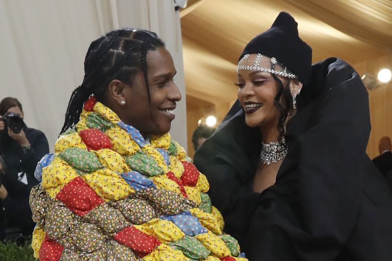 &copy; Reuters. IMAGEN DE ARCHIVO. A$AP Rocky y Rihanna a su llegada a la Met Gala, en la Ciudad de Nueva York, EEUU. Septiembre 13, 2021.  REUTERS/Mario Anzuoni