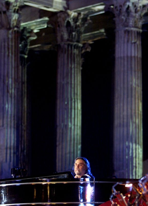 © Reuters. Compositor grego Vangelis se apresenta durante concerto no Templo de Zeus em Atenas, Grécia
28/06/2001