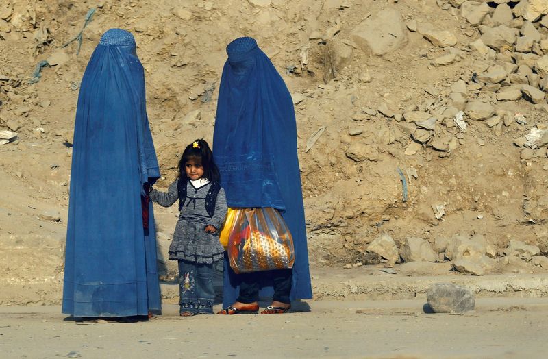 &copy; Reuters. Afegãs de burca em rua de Cabul
05/11/2012
REUTERS/Adnan Abidi