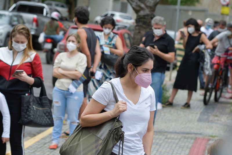 &copy; Reuters. أشخاص يصطفون للخضوع لفحص سريع للكشف عن فيروس كورونا في موقع اختبار في بيلو هوريزونتي بالبرازيل يوم 16 يناير كانون الثاني 2022. تصوير:رويترز.