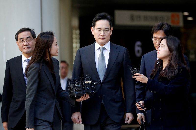 Samsung boss Lee hosts Biden, Yoon in tour of S.Korea chip plant
