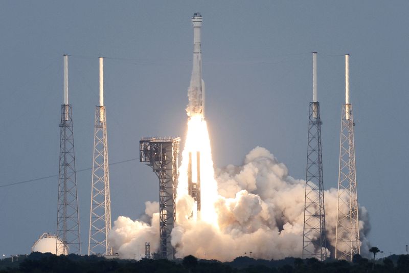 &copy; Reuters. 米ボーイングと米航空宇宙局（ＮＡＳＡ）は１９日、新型宇宙船スターライナーをフロリダ州ケープ・カナベル米宇宙軍基地からロケットで打ち上げた。写真は５月１９日、フロリダ州ケー