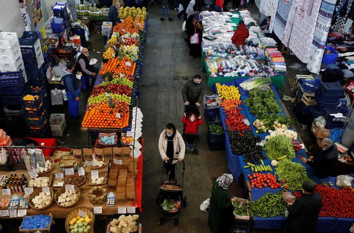 &copy; Reuters. 　世界各地の開発途上国・新興市場国で暮らす数百万の人々にとって、主食となる食材が生活必需品からぜいたく品へと変わりつつある。写真はイスタンブールの市場で１月撮影（２０２２