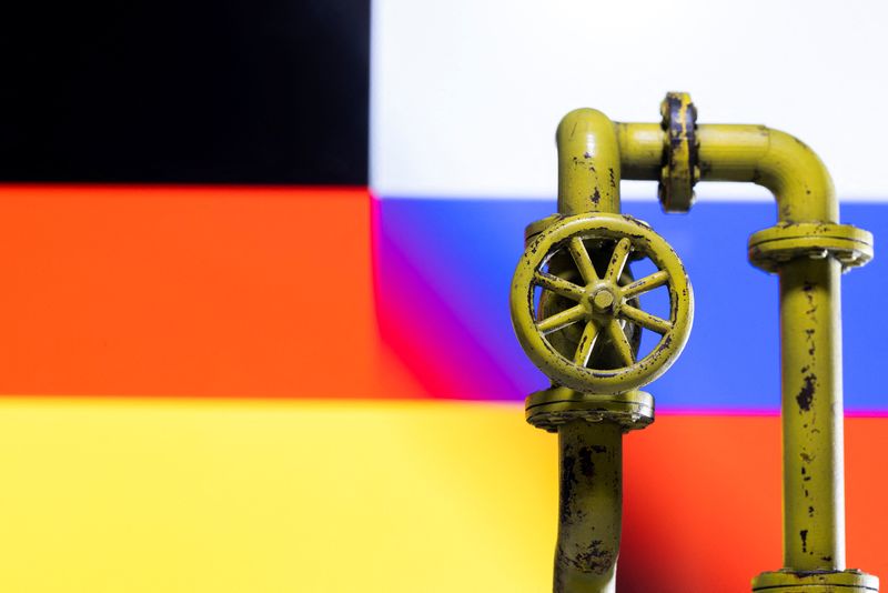 &copy; Reuters. A model of the natural gas pipeline is seen in front of displayed German and Russian flag colours in this illustration taken April 26, 2022. REUTERS/Dado Ruvic/Illustration