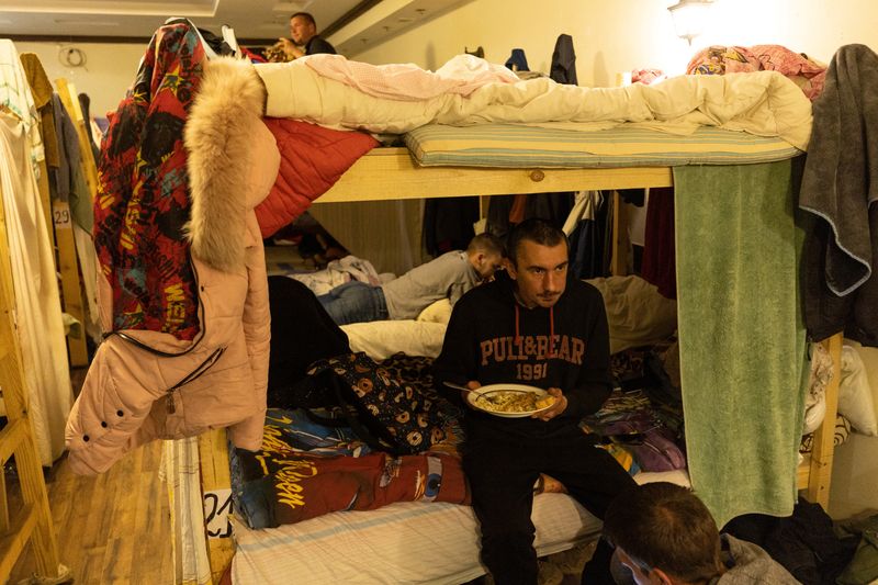 &copy; Reuters. Un homme déplacé de la région de Donbas dans un abri pour réfugiés organisé dans un ancien café à Dnipro. Les forces russes ont intensifié leur offensive dans le Donbass, dans l'est de l'Ukraine, combinant tirs d'artillerie, de roquettes et frapp