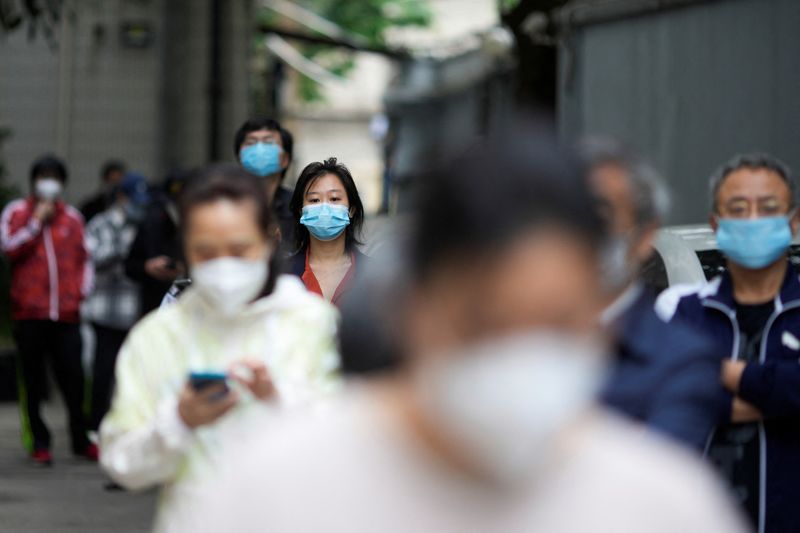 &copy; Reuters. أشخاص يضعون كمامات للوقاية من فيروس كورونا في شنغهاي يوم 12 مايو آيار 2022. تصوير: آلي سونج - رويترز
