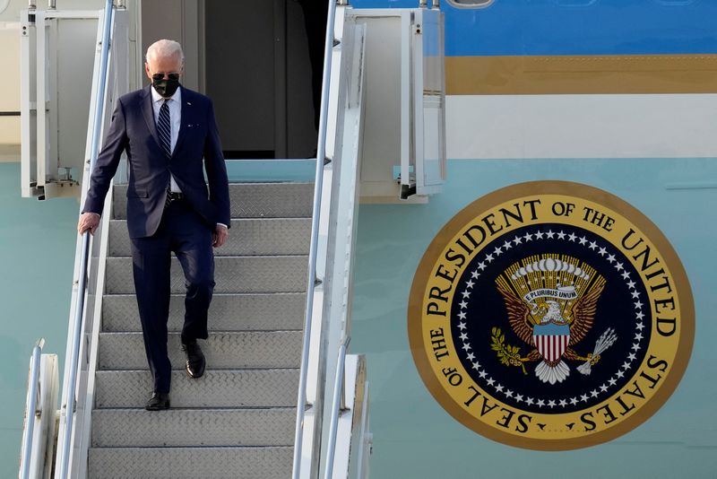 © Reuters. الرئيس الأمريكي جو بايدن لدى وصوله قاعدة أوسان الجوية في كوريا الجنوبية يوم الجمعة. صورة لرويترز من ممثل لوكالات الأنباء.