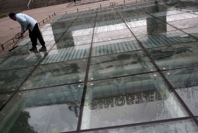&copy; Reuters. FILE PHOTO: A worker cleans a glass floor reflecting Sinosteel's logo,  in front of Sinosteel'sheadquarter building in Beijing, China, October 21, 2015.  REUTERS/Kim Kyung-Hoon