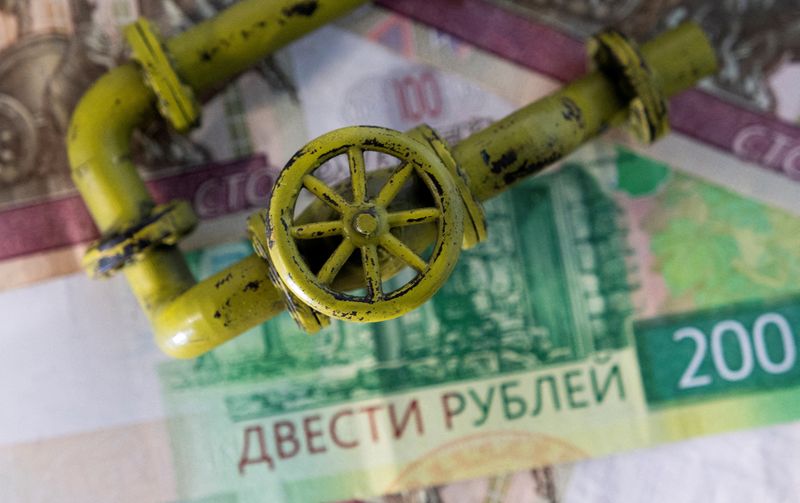 &copy; Reuters. Una miniatura di un gasdotto sopra a delle banconote in rubli russi. REUTERS/Dado Ruvic