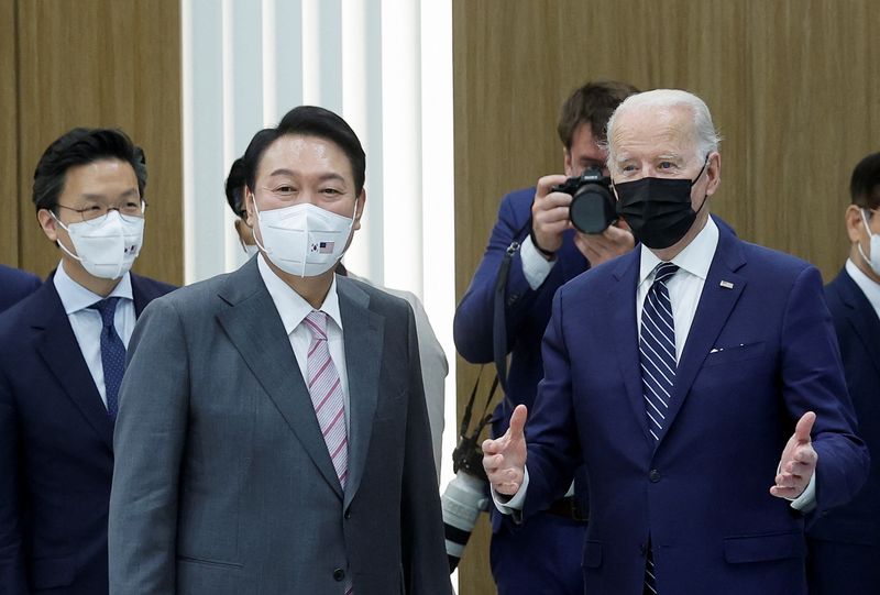 &copy; Reuters. South Korean President Yoon Suk-yeol and Samsung Electronics Vice Chairman Lee Jae-yong stand next to U.S. President Joe Biden during a visit to a semiconductor factory at the Samsung Electronics Pyeongtaek Campus in Pyeongtaek, South Korea, May 20, 2022.