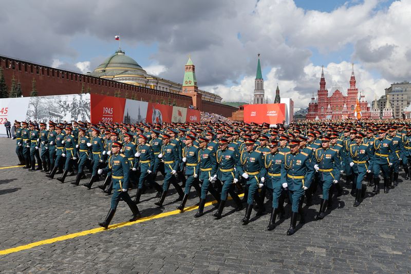 &copy; Reuters. جنود روس يسيرون خلال عرض عسكري في يوم النصر في موسكو يوم التاسع من مايو أيار 2022. تصوير: إيفجينيا نوفوزينينا - رويترز