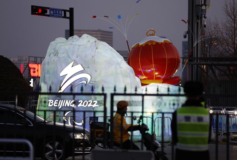 &copy; Reuters. FOTO DE ARCHIVO: Juegos Paralímpicos de Invierno Pekín 2022 - Previo a los Juegos Paralímpicos de Invierno Pekín 2022 - Centro Principal de Medios, Pekín, China - 3 de marzo de 2022. Vista general del logotipo de Pekín 2022 iluminado mientras se ve 