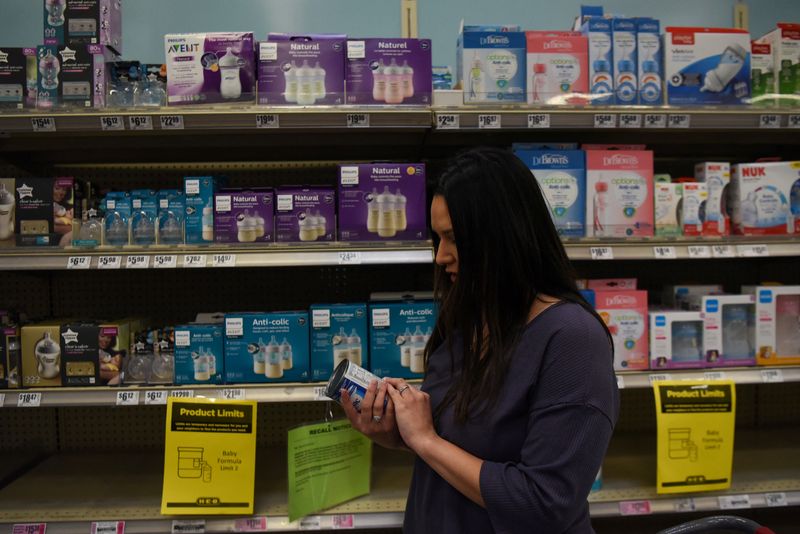 &copy; Reuters. Kim Anatra checks the label of a formula available at a grocery store as she struggles to find formula for her 5-month-old daughter, Sienna, amid continuing nationwide shortages in infant and toddler formula, in Houston, Texas, U.S., May 19, 2022.  REUTER