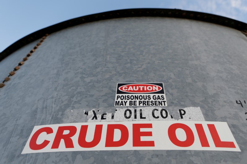 &copy; Reuters. لافتة عليها عبارة نفط خام باللغة الإنجليزية على صهريج لتخزين النفط في حوض برميان في منتون بمقاطعة لوفينج في ولاية تكساس. صورة من أرشيف رويتر