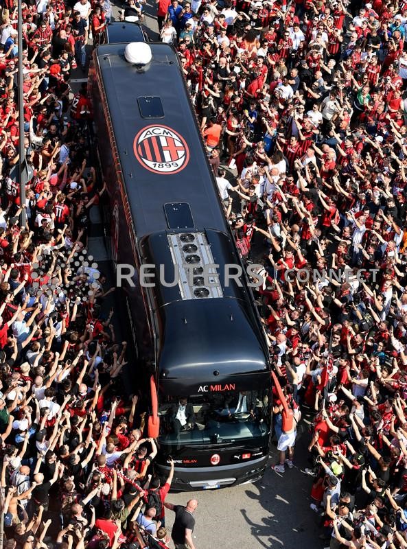 &copy; Reuters. Il bus del Milan accolto dai tifosi all'arrivo allo Stadio Giuseppe Meazza di Milano. 15 maggio 2022. REUTERS/Daniele Mascolo