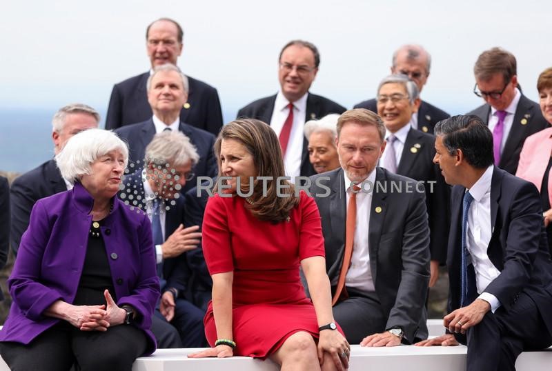 &copy; Reuters. Il ministro delle Finanze Chrystia Freeland, il segretario del Tesoro Usa Janet Yellen, il ministro delle Finanze tedesco Christian Lindner e il Cancelliere dello Scacchiere britannico Rishi Sunak parlano durante il vertice  G7 di Koenigswinter, vicino Bo