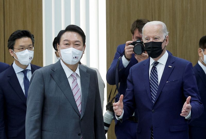 &copy; Reuters. El presidente de Corea del Sur, Yoon Suk-yeol, y el vicepresidente de Samsung Electronics, Lee Jae-yong, junto al presidente de Estados Unidos, Joe Biden, durante una visita a una fábrica de semiconductores en el campus de Samsung Electronics en Pyeongta