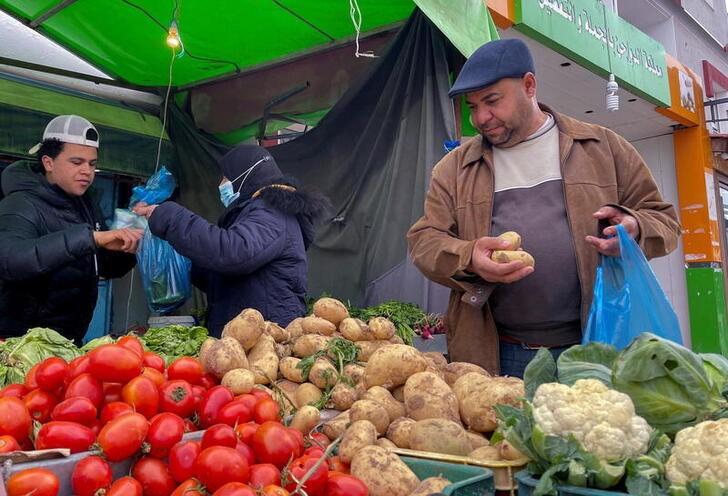 © Reuters. صورة من سوق للخضر في العاصمة التونسية يوم 2 فبراير شباط 2022. تصوير: جهاد عبد اللاوي - رويترز.