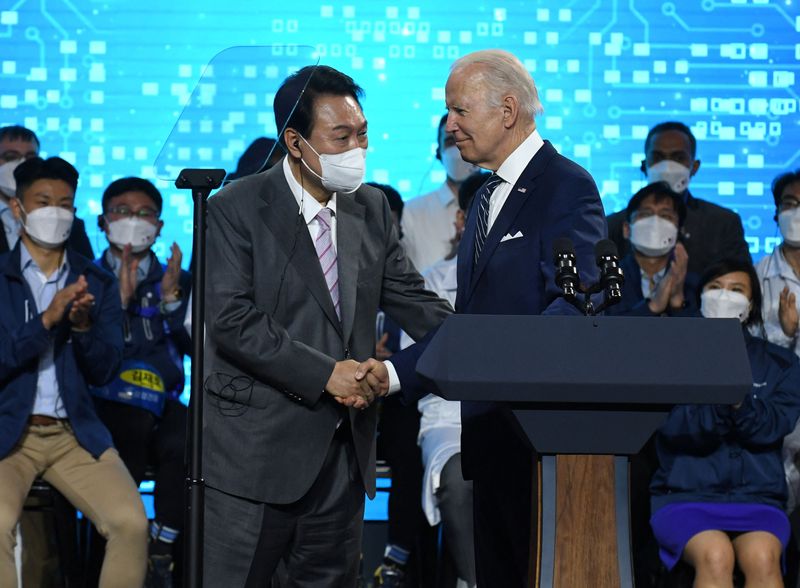 &copy; Reuters. Joe Biden a entamé vendredi sa visite de trois jours en Corée, le premier arrêt de son voyage inaugural en Asie en tant que président des États-Unis, et s'est entretenu de sécurité et coopération économique avec son homologue sud-coréen.  /Phot