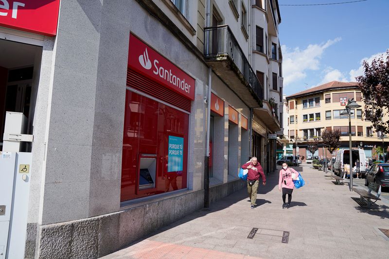&copy; Reuters. People walk past a Santander bank branch in Guernica, Spain, April 26, 2022. REUTERS/Vincent West