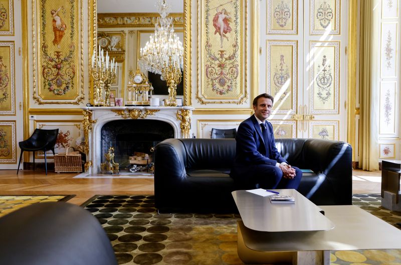 &copy; Reuters. FILE PHOTO: French President Emmanuel Macron poses in his office during a meeting with Moldovan President Maia Sandu at the Elysee Palace in Paris, France May 19, 2022. Ludovic Marin/Pool via REUTERS