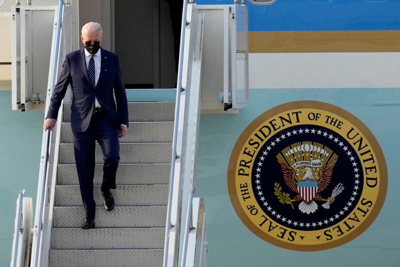 &copy; Reuters. الرئيس الأمريكي جو بايدن يهبط من طائرة الرئاسة الأمريكية لدى وصولها إلى قاعدة أوسان الجوية في بيونجتايك بكوريا الجنوبية يوم الجمعة. صورة لر
