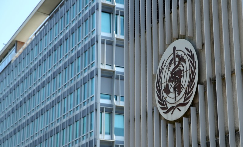 &copy; Reuters. شعار منظمة الصحة العالمية على مقر المنظمة في جنيف بسويسرا. صورة من أرشيف رويترز.